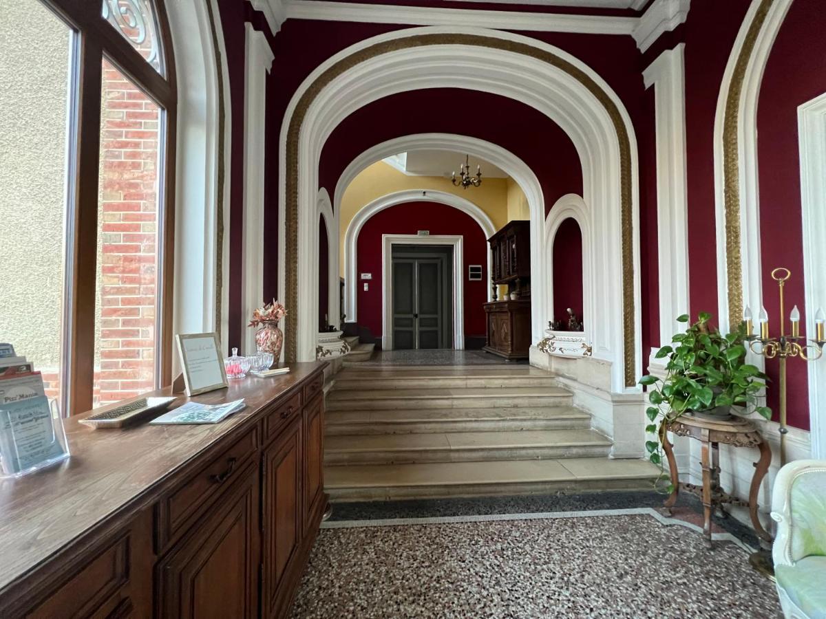 Chateau De Crenille Chaumes-en-Brie Eksteriør billede
